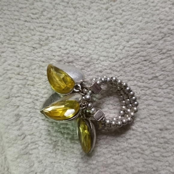 Silvertone yellow heart ♥ stretch ring sz.8 - Picture 4 of 4